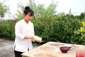 李子柒手把手教你如何做出正宗的兰州牛肉面，这颜色太有食欲了视频封面