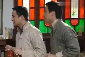 女子跟男子玩骰子，一摇竟出三个六点，原来男子在骰子里做了手脚视频封面
