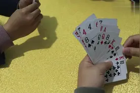 地主一个2带两张单牌，被农民一个王炸炸懵了，一点机会都不给！