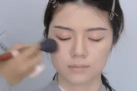 腮红不止可以用来涂在脸颊的位置，它是让人秒变甜美的神器视频封面