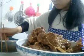 玉姐整理冰箱看见猪背骨，用最朴实的做法炖，浓郁的味道越吃越香