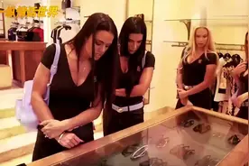澳大利亚富豪和他妻子们的一天，生活奢侈至极视频封面