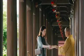 触景生情，伤心女子寺庙独自流泪，让人心碎视频封面