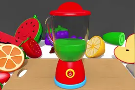 孩子们玩水果切切乐玩具，用搅拌机制作彩色果汁