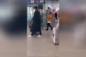 偶遇张翰现身机场，男神穿风衣的样子简直就是现实版的霸道总裁！视频封面