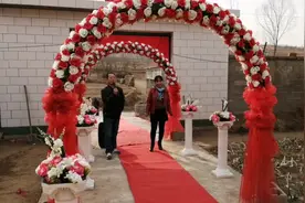 农村办喜事，这些人不请自来唱歌贺喜，主人家不赏钱就是不走视频封面