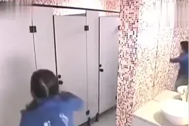 小姑娘内急抢厕所，竟然用上这招，真是无语了！视频封面