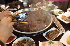 男子吃火锅 把胃烫伤了视频封面