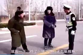 二货开拖拉机进城碰见交警！你猜交警怎么着？视频封面