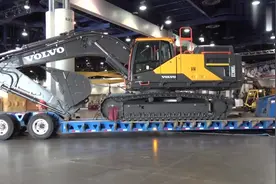 视频实拍大型挖掘机出厂全过程，托运车老司机技术牛逼