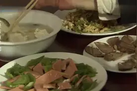 领导下基层，工厂大厨做的菜太好吃了，领导都吃的噎着喘不过气了