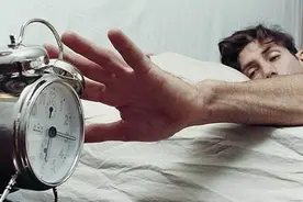 早上起不来？闹钟闹不醒？试试这个办法视频封面