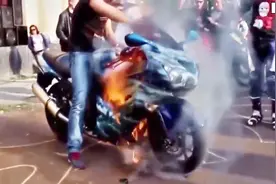 男子炫耀摩托车原地猛轰油门，瞬间自燃烧成废铁视频封面