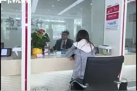 马大哈会计手一抖，工资打别人卡上了，警察普法速归还视频封面