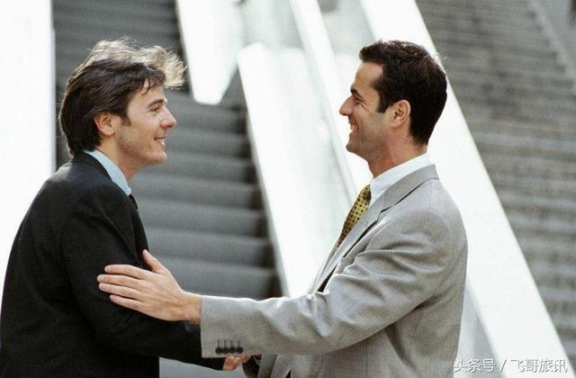 打招呼方式都不相同,并不是都采用典型的握手方式,也不是见面就要say