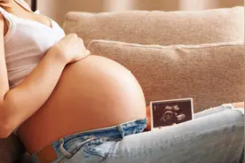 如何缓解分娩时的疼痛？每个孕妈妈都需要提前学习的方法，超简单视频封面