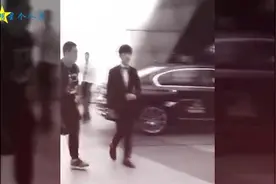惊鸿一眼，目光锁定茫茫人海的少年总裁。易烊千玺自带bgm的男人
