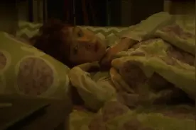 美女和欧巴在同一间屋子睡觉，不料二人翻来覆去睡不着，想啥呢？视频封面