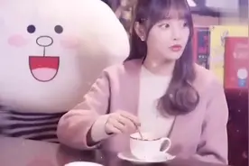 兔子牙凭借一首《小白兔遇上卡布奇诺》瞬间网络爆红的抖音女神