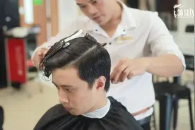男生掀起刘海来，提升气质就是这么明显！视频封面