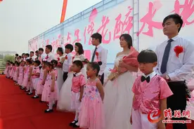睢县举办“执子之手深呼吸 与子偕老醉水城”2017年集体婚礼图片