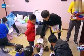 宿舍大检查，易烊千玺雷佳音变严厉宿管，进行收缴零食！视频封面