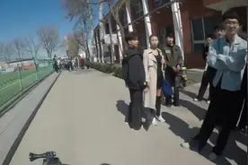 重机大佬开着他20多万的宝马摩托车进学校，一瞬间成为了焦点视频封面