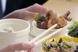 俩上司都爱慕女孩，饭桌上都给女孩夹菜，女孩好尴尬！视频封面