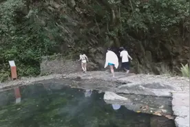 云南高黎贡山深处野温泉，美如世外桃源，0门票随意浸泡，视频封面
