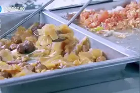 护士天天吃土豆丝，食堂大厨悄悄给她加其他菜，真的太暖心了视频封面