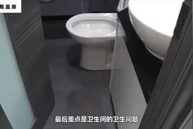 室内卫生间的门应该向内开还是向外开？听听装修师傅给的建议视频封面