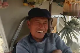 大爷跑十几里卖玩具，六十岁高龄再创业，一天挣多少钱视频封面