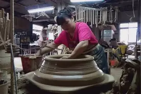 农村大姐展示陶瓷大缸的制作过程，美的艺术总是让人陶醉视频封面