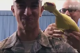 部队站岗士兵忍笑能力训练，真心容易憋出内伤