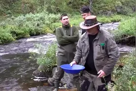 河里挖来泥沙，洗出黄金颗粒，高兴坏了视频封面