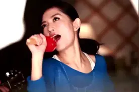 谢娜跟张杰回成都同机不同框 二人为相见狂奔视频封面