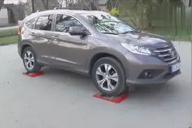 新款本田CRV的四驱性能怎么样？开上滑轮组测试一下就知道了视频封面