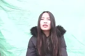 美女因为1块钱搞价，却转身给乞丐100元，为美女的行为点赞