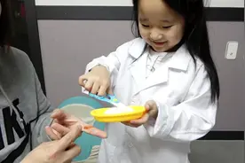 妈妈的手指不小心割破了，看小女孩帮她消毒贴上创可贴哦视频封面