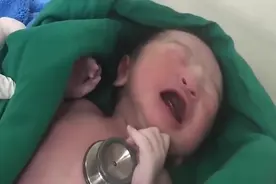 护士阿姨给刚出生的宝宝擦身体，接下来的画面：妈妈乐坏啦！视频封面