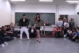 这个学校晚会真放得开，男同学和美女老师性感热舞！视频封面