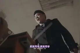 老师用棍子敲了两下睡觉学生，没想到血流了一桌视频封面