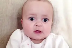 宝宝被小狗狗追，真是形影不离，宝宝好绝望