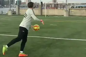 大脚开球慢动作⚽#mike守门员训练 #足球 #守门员 #足球教学 #足球训练 #门将 @抖音小助手视频封面