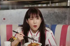 曹璐带韩国艺人到广州这家美食店，竟然好吃到让朴宝蓝，气愤敲碗视频封面