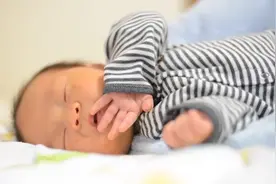 20天的宝宝，这小模样是快睡醒了，表情很好玩呢