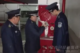 春节期间市区各小区保安24小时巡逻保平安图片