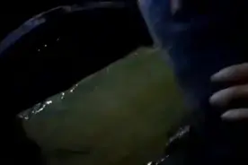 春梅被西门大官人欺负，心中不忿磨菜刀企图报仇雪恨，遭金莲劝阻视频封面