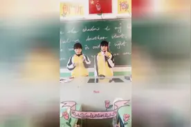 初中小女孩在课堂上唱的这首《小可爱》太好听了，开口跪啊