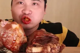 咽口水系列：小胖哥吃酱肘子，一个人啃两根看的都饿了！